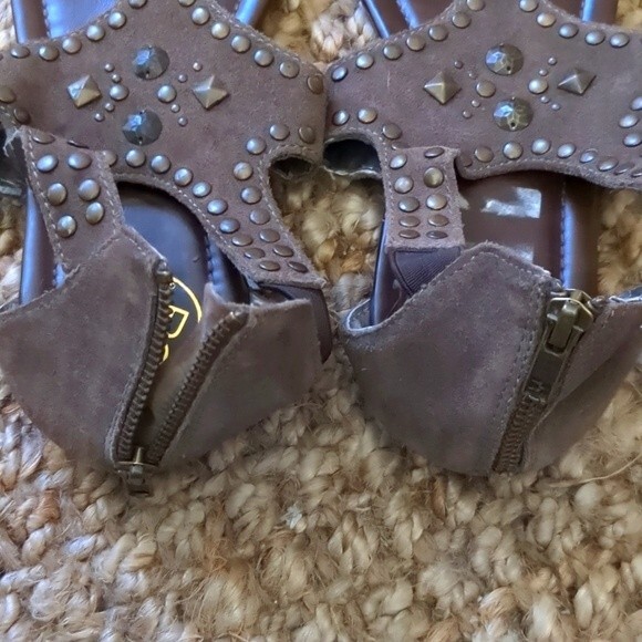 B C B G  Gunmetal Studded Suede Sandals  Zip Back 7.5 nwot - Picture 6 of 8